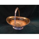 AN 84 GRADE SILVER PARCEL GILT SWING HANDLED BOWL, WEIGHT 34 oz APPROX, LENGTH 29CM, HEIGHT 28CM