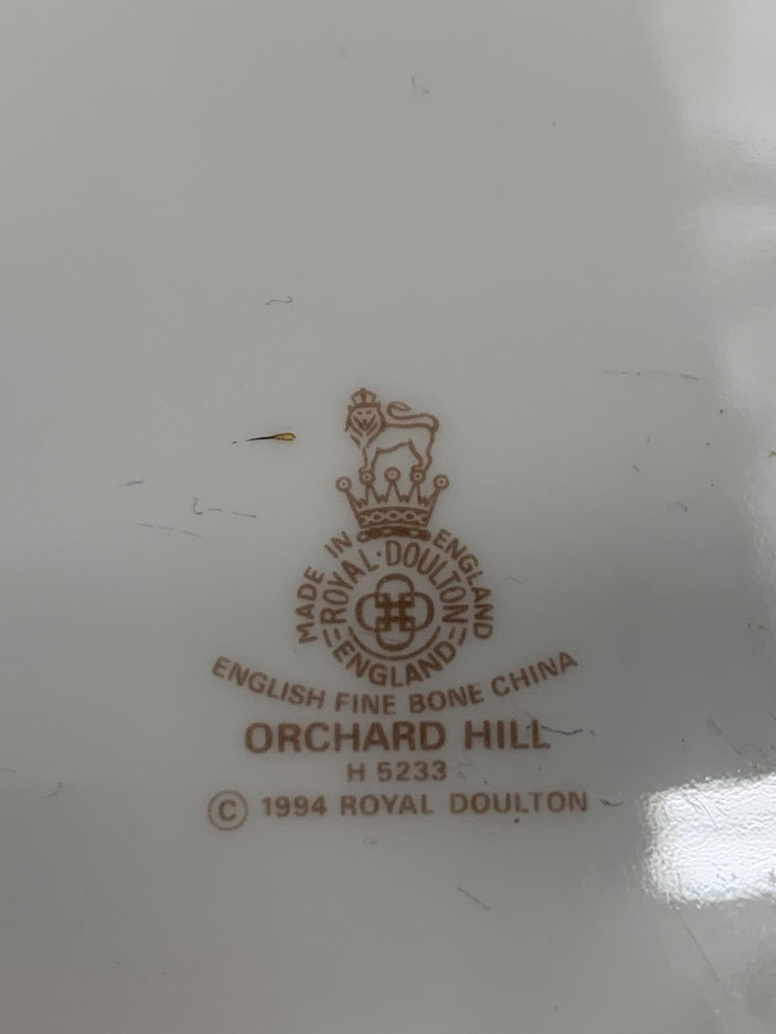 A COLLECTION OF ROYAL DOULTON ORCHARD HILL DINNER WARE TO INCLUDE EIGHT OF EACH PLATES, DESERT - Image 3 of 3
