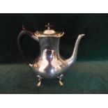 A HALLMARKED 1905 LONDON SILVER COFFEE POT - MAKER WILLIAM HUTTON & SONS, WEIGHT 23 oz APPROX,