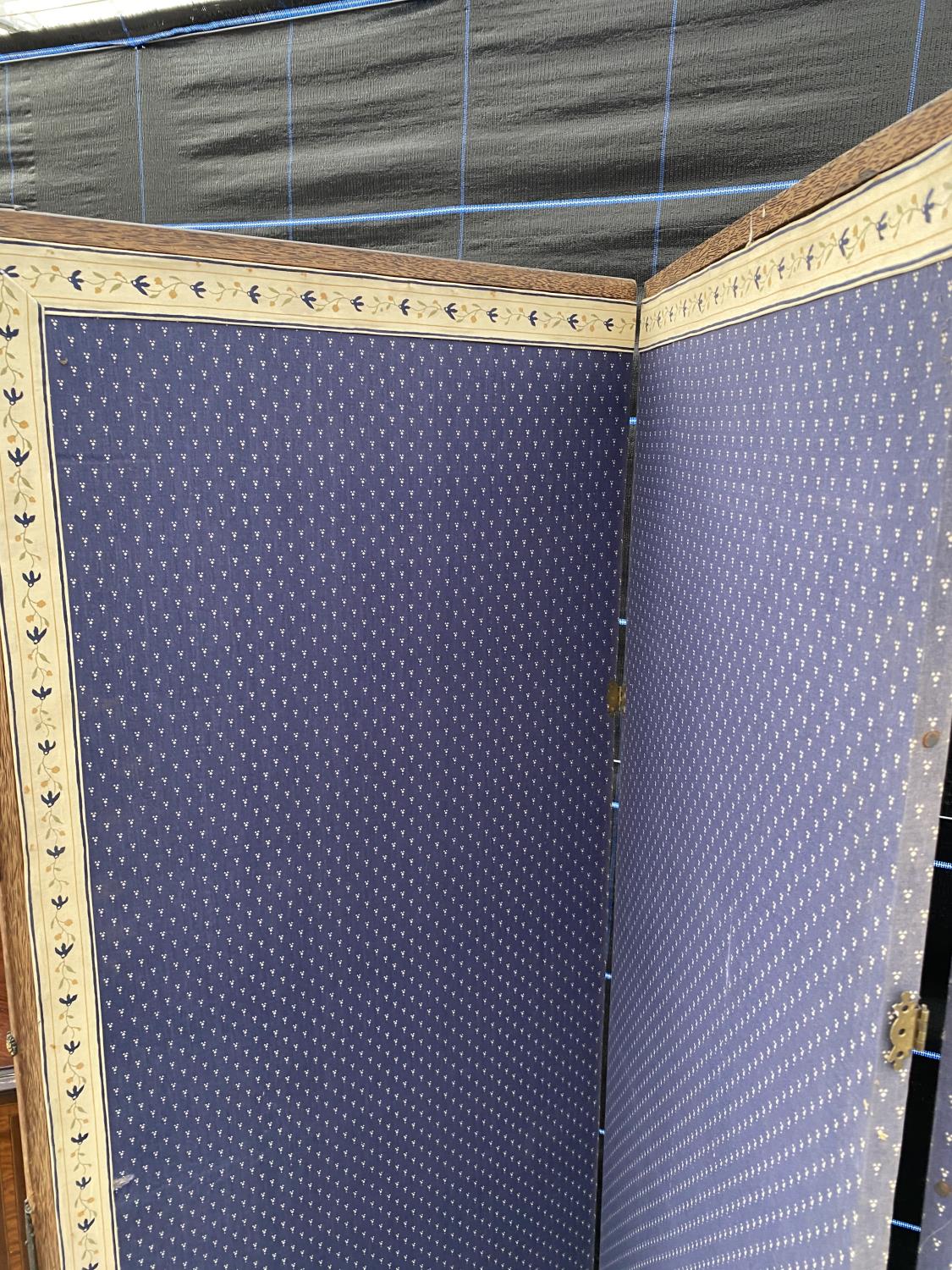 A FOUR SECTION FOLDING SCREEN - Image 3 of 4