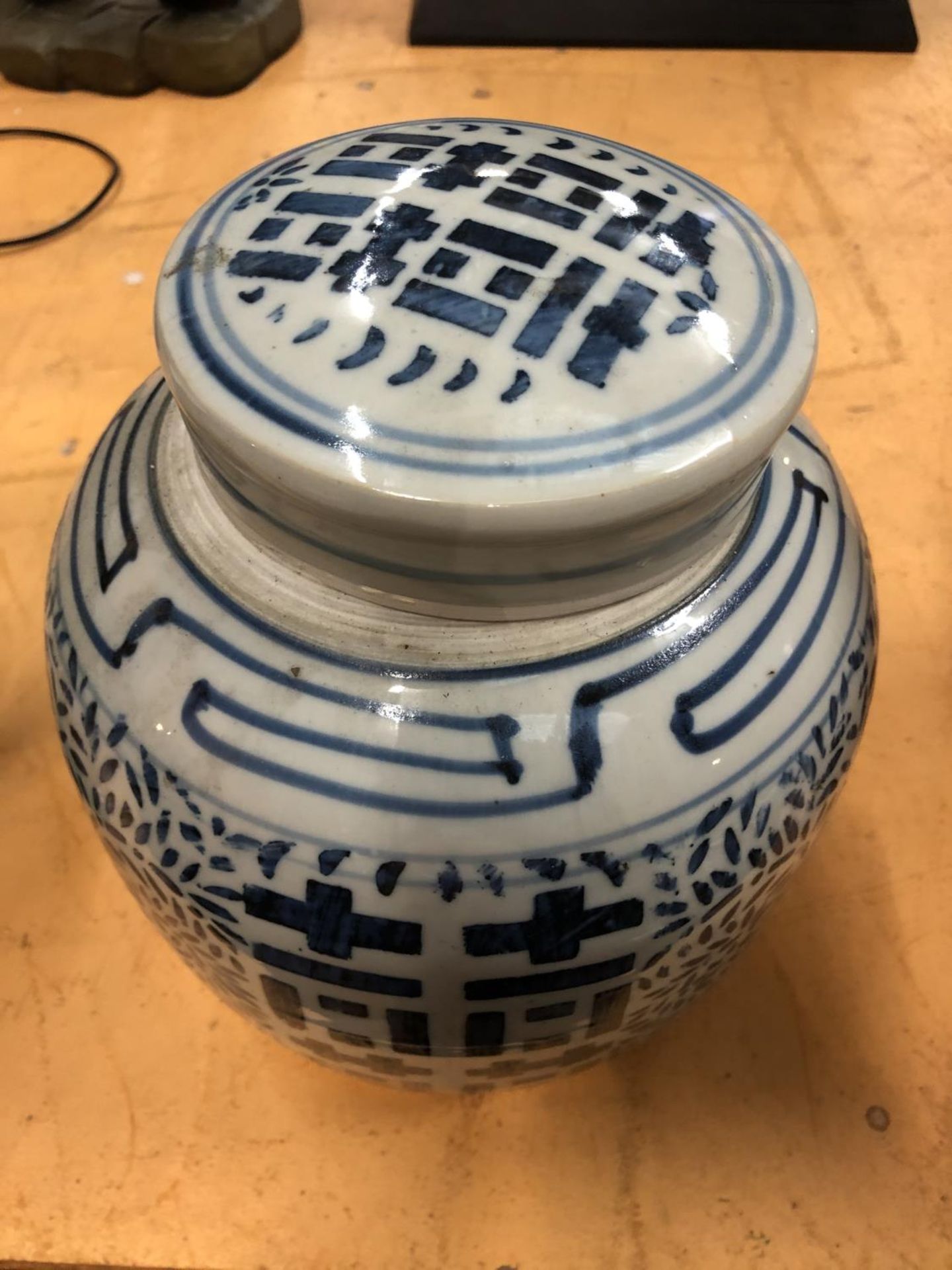 AN ORIENTAL STYLE BLUE AND WHITE GINGER JAR - Image 2 of 2