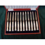 A HALLMARKED 1918 LONDON SILVER CASED SET OF 12 BLADES AND MOTHER OF PEARL HANDLED DESSERT