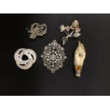FIVE VARIOUS BROOCHES