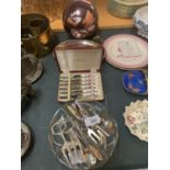 VARIOUS FLATWARE ITEMS TO INCLUDE A BOXED SET OF CERAMIC HANDLED KNIVES, AN EPNS TRAY ETC