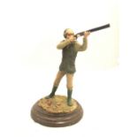 A COUNTRY ARTISTS STATUE OF A MAN SHOOTING, HEIGHT 19CM AND A CAST METAL STATUE OF TWO SHOOTERS