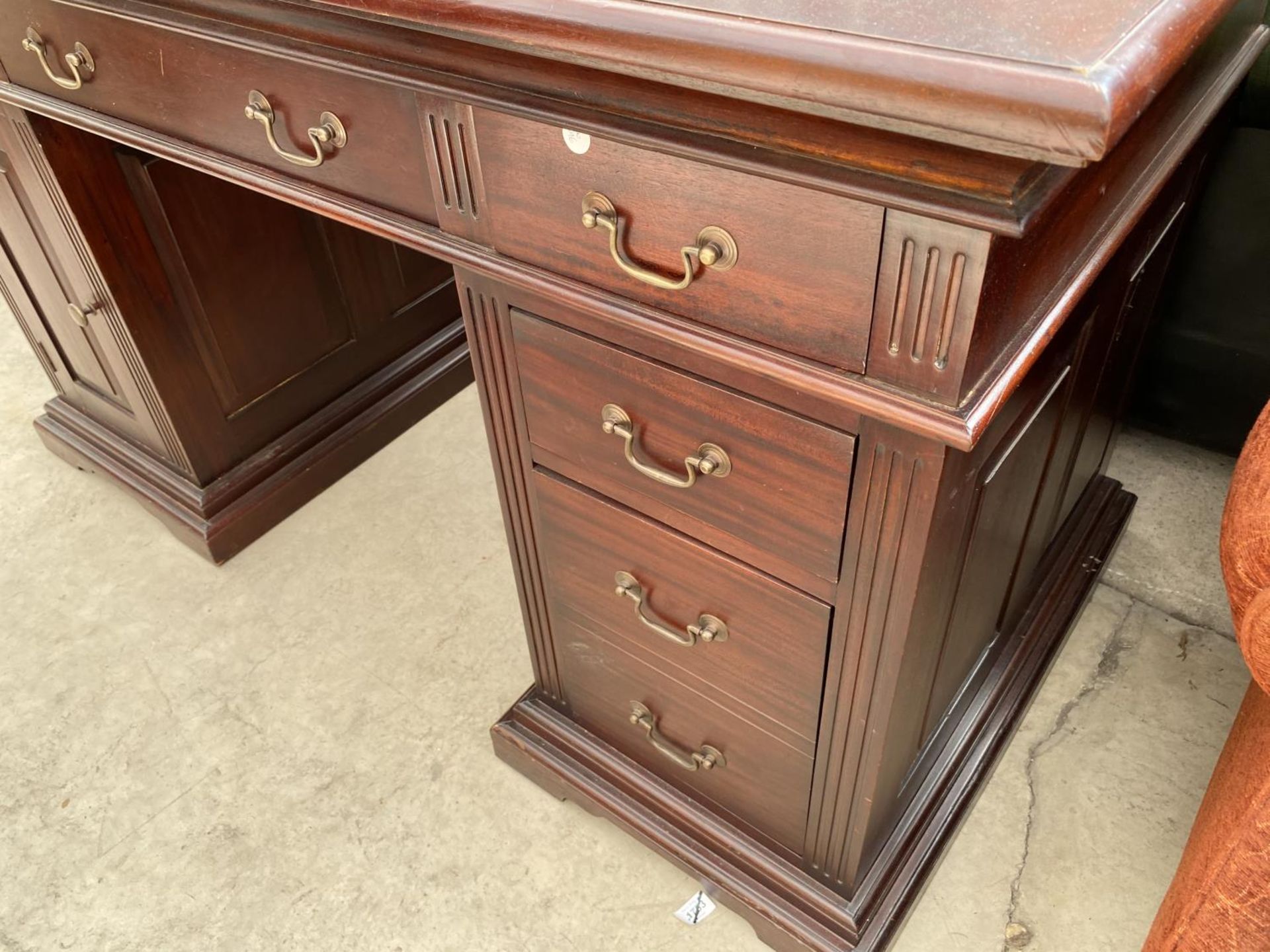 A MAHOGANY TWIN PEDESTAL DESK WITH ONE DOOR, SIX DRAWERS AND INSET LEATHER TOP - Image 3 of 3