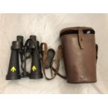 A PAIR OF WORLD WAR II BARR AND STROUD BINOCULARS, WITH LEATHER CASE