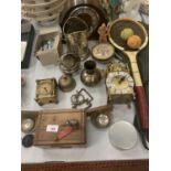 VARIOUS ITEMS OF METALWARE TO INCLUDE BRASS, EPNS AND A SMITHS MANTEL CLOCK WITH KEY