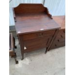 AN EDWARDIAN MAHOGANY AND INLAID SIDE CABINET WITH GALLERY BACK, 25" WIDE