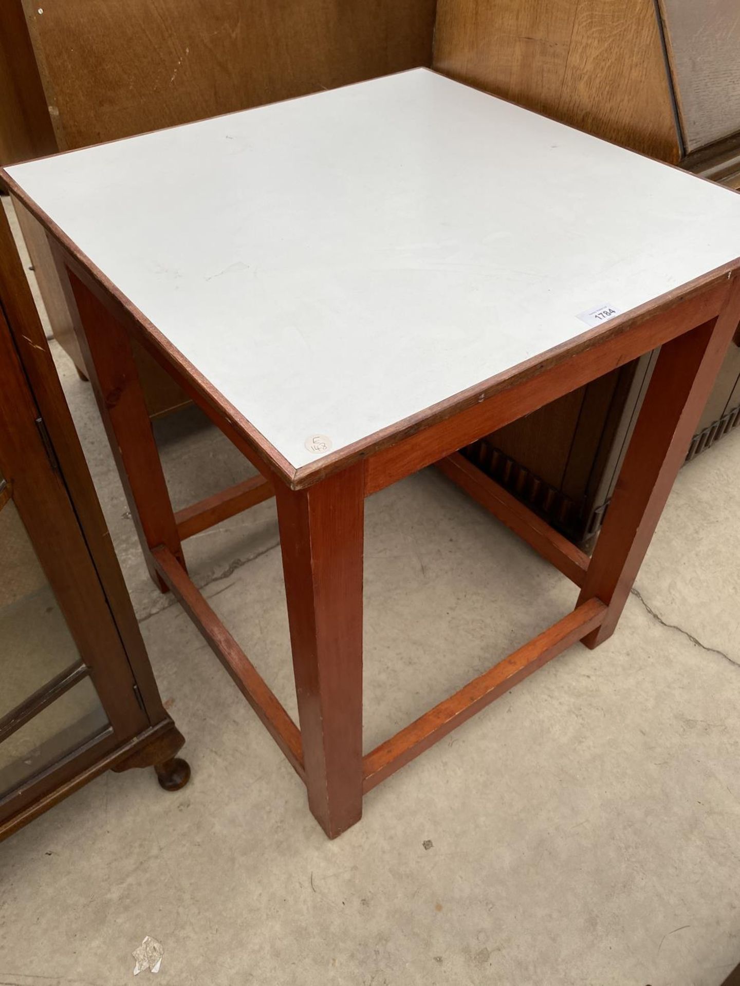 AN OAK BUREAU CORNER CUPBOARD AND WHITE TOPPED TABLE - Image 2 of 6