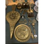 A COLLECTION OF BRASSWARE TO INCLUDE BELLOWS, CHARGER, HORSE BRASSES ETC
