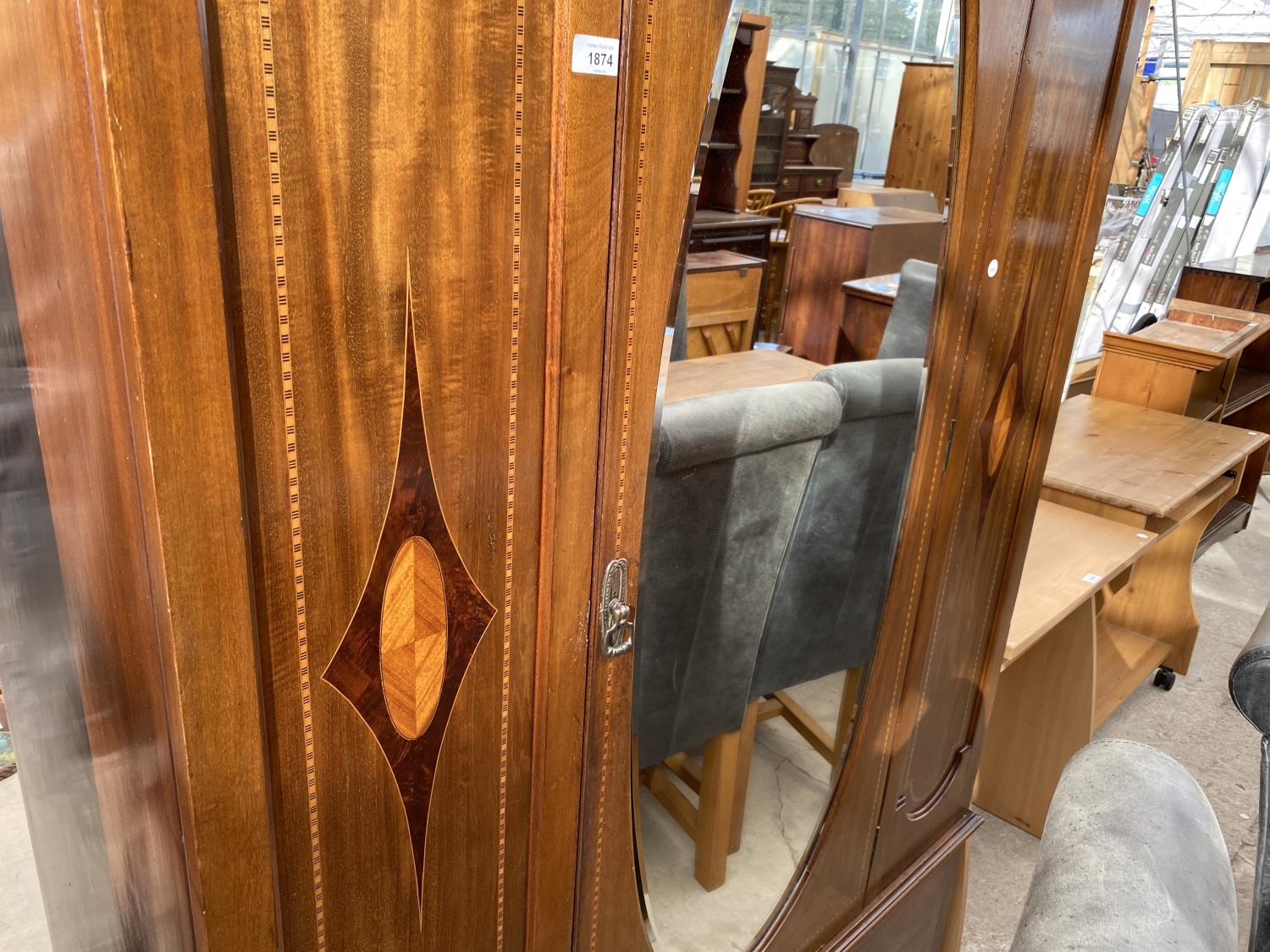 AN INLAID MAHOGANY WARDROBE WITH SINGLE BEVEL EDGE MIRRORED DOOR - Image 3 of 4