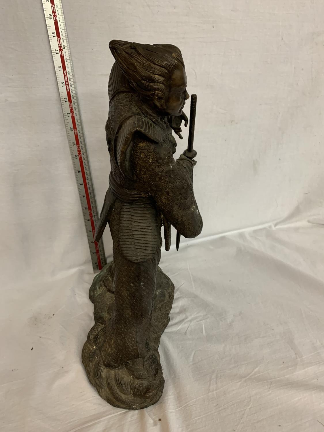 A LARGE RESIN JAPANESE SAMURAI FIGURE - Image 2 of 3