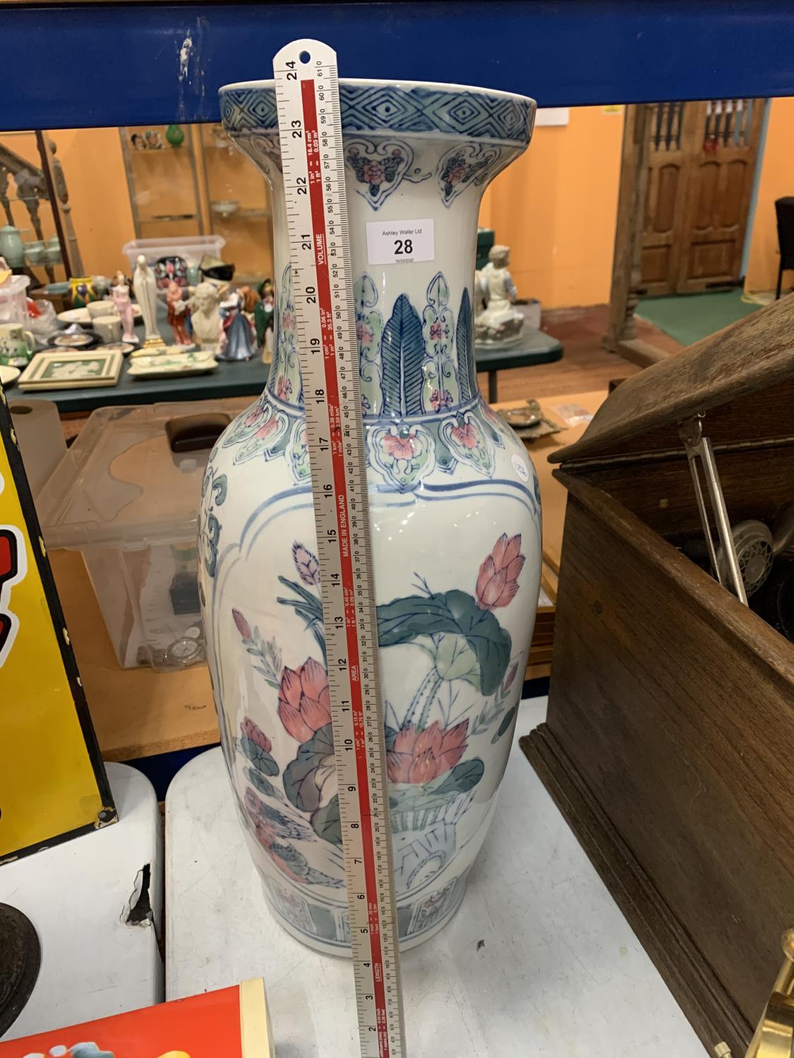 A LARGE ORIENTAL STYLE VASE - Image 2 of 2