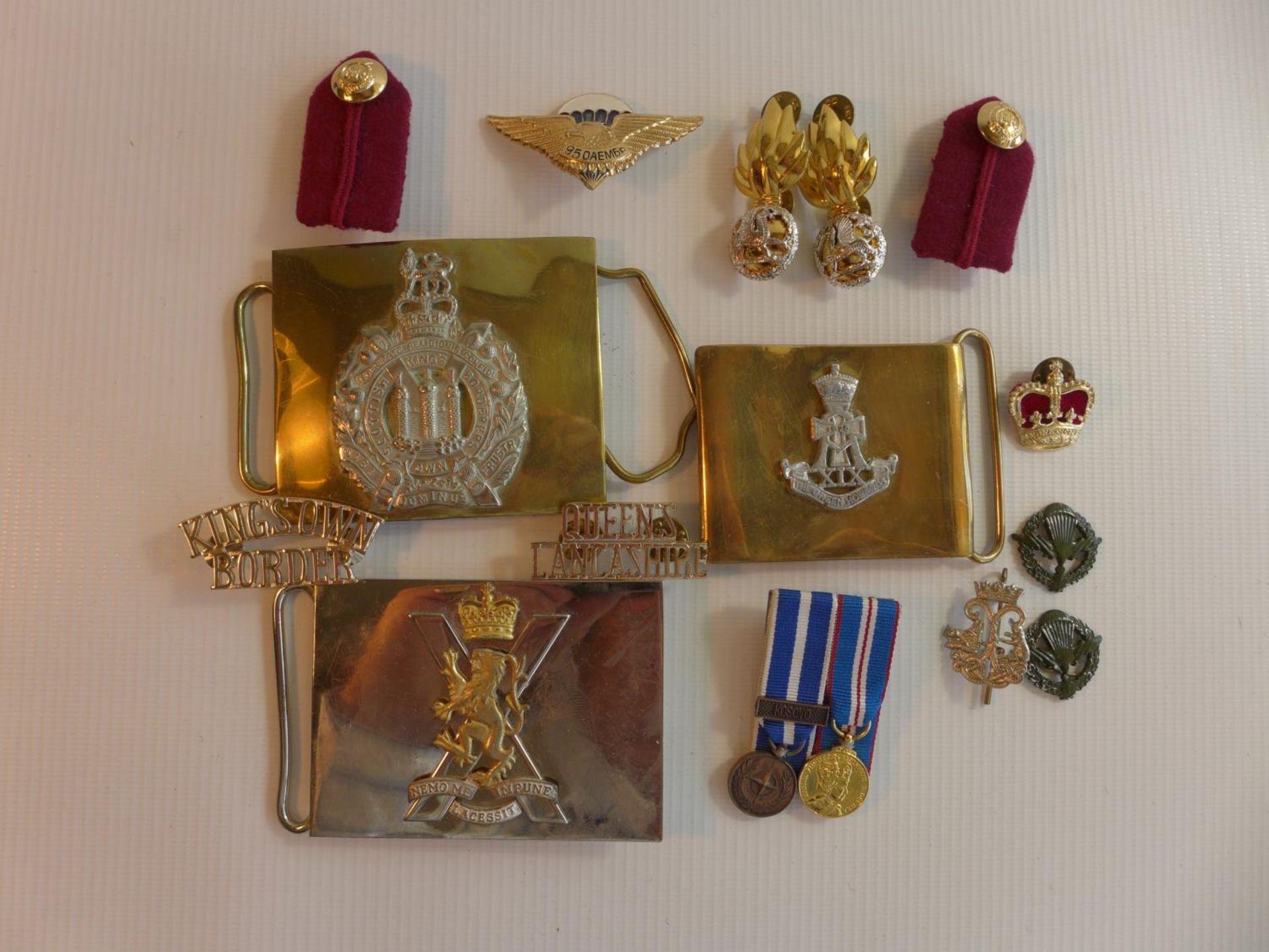 A KINGS OWN SCOTTISH BORDERERS BELT BUCKLE, GREEN HOWARD BUCKLE, BADGES ETC