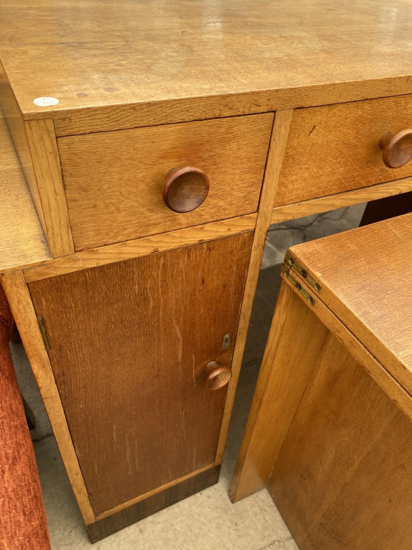 A HEAVY OAK HIGH TWIN PEDESTAL DESK WITH PULL OUT CENTRE SECTION WITH FOLD OVER TOP - Image 3 of 5