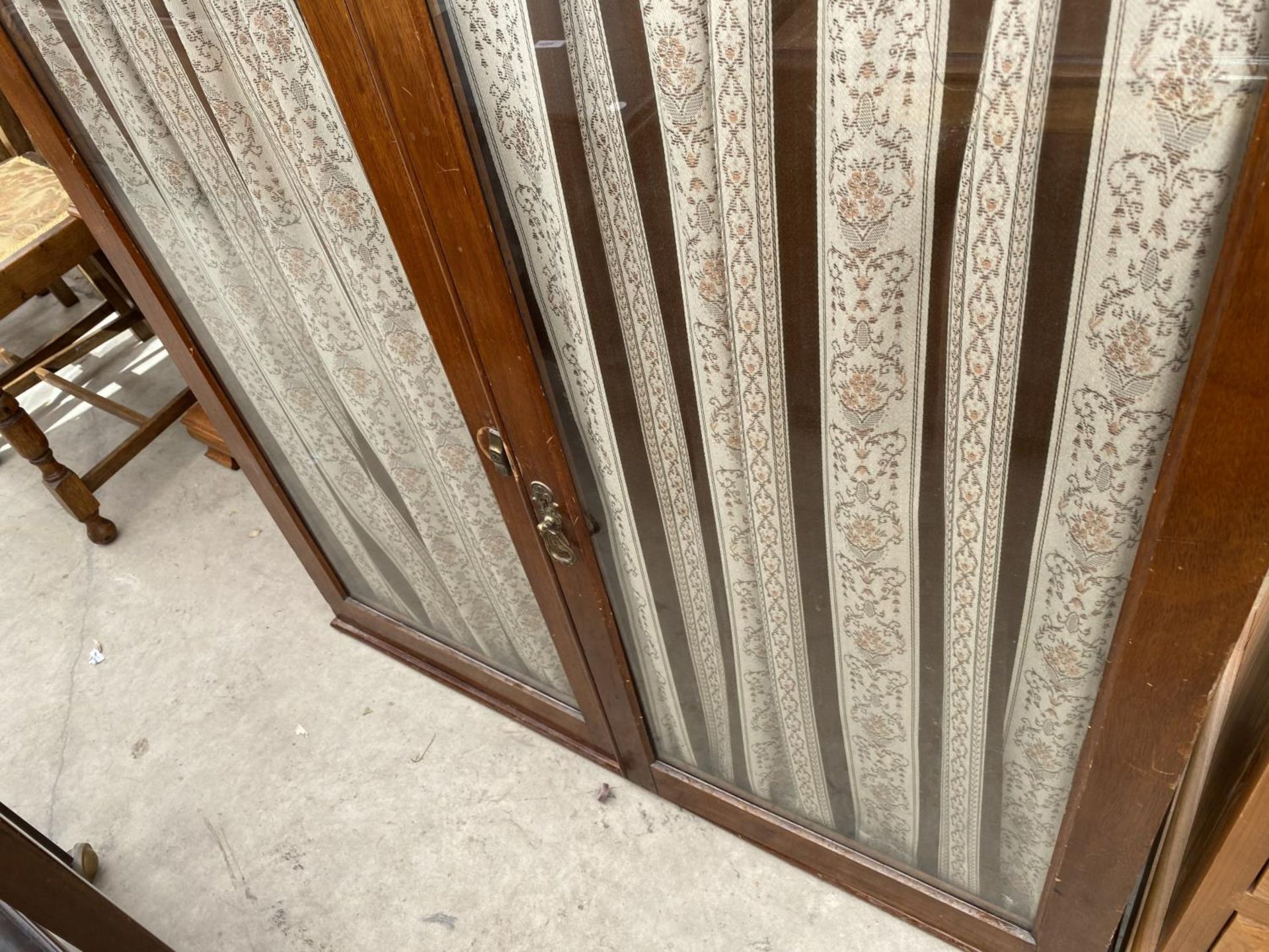 A MAHOGANY TWO DOOR CABINET - Image 3 of 4