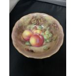 A ROYAL WORCESTER BOWL HAND PAINTED FRUIT STUDY BY HARRY AYRTON DIAMETER 20CM HEIGHT 7.5CM,