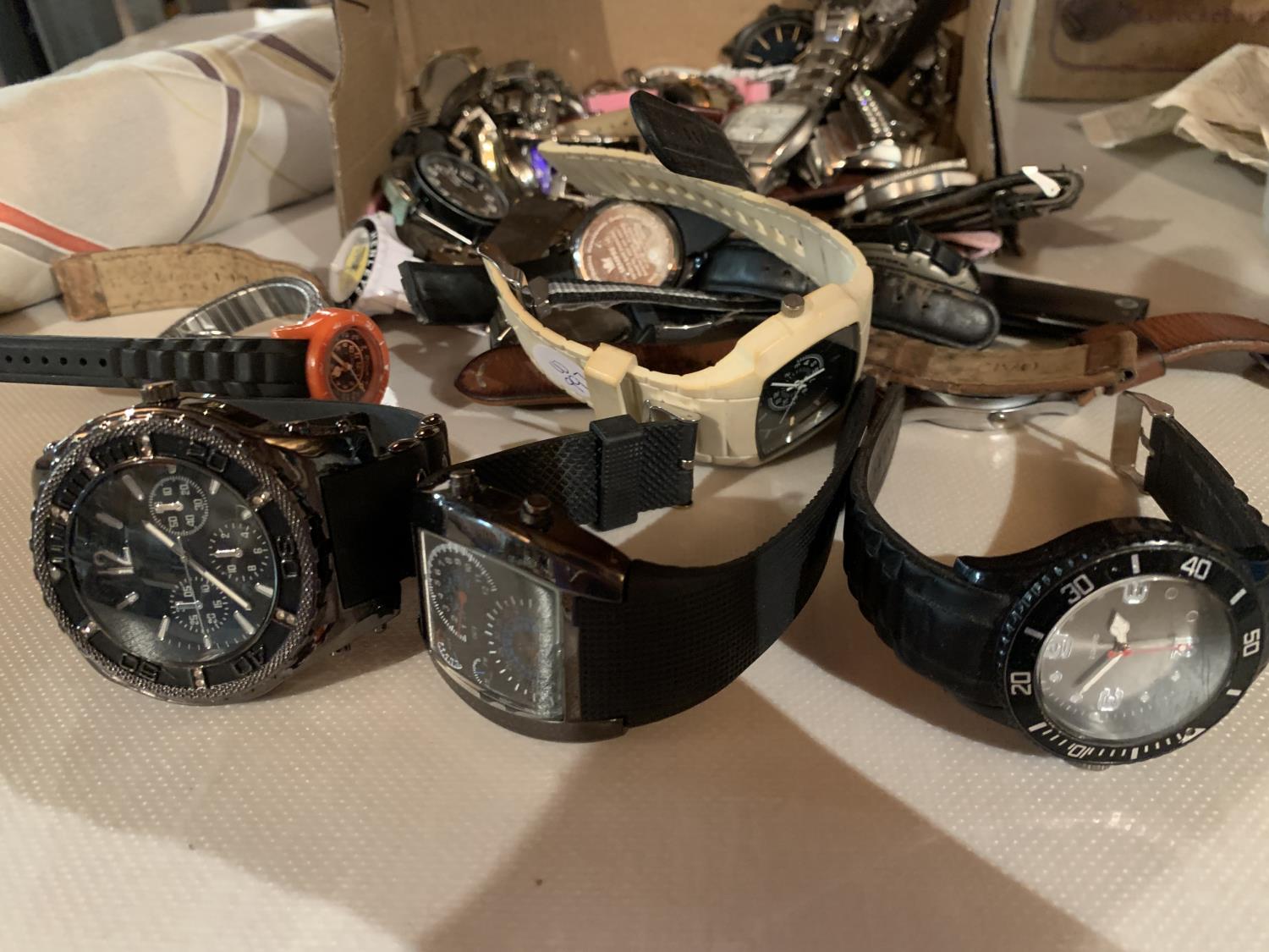 A LARGE QUANTITY OF WATCHES - Image 4 of 4