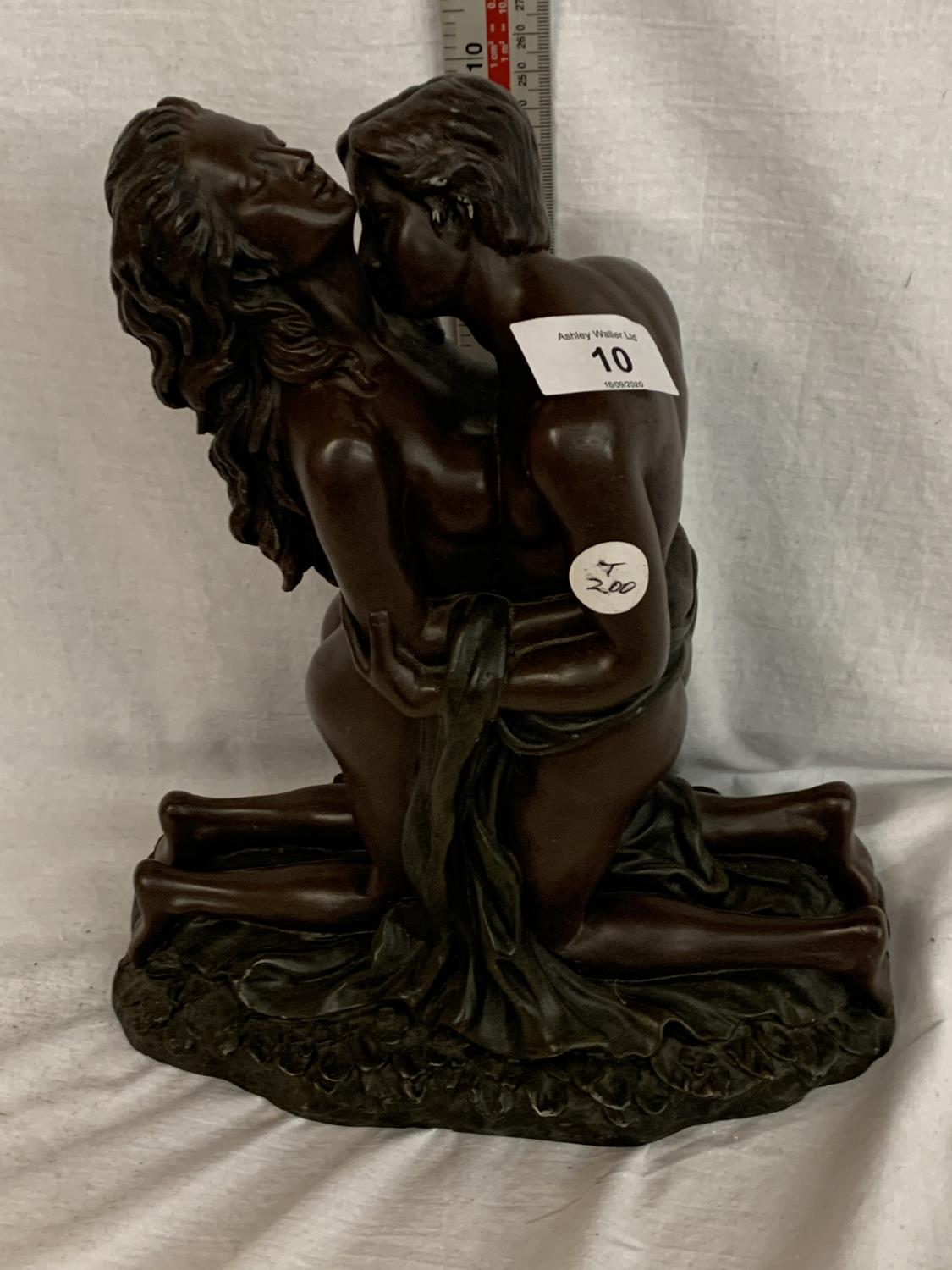 A LARGE RESIN FIGURE OF A LOVING COUPLE - Image 2 of 4