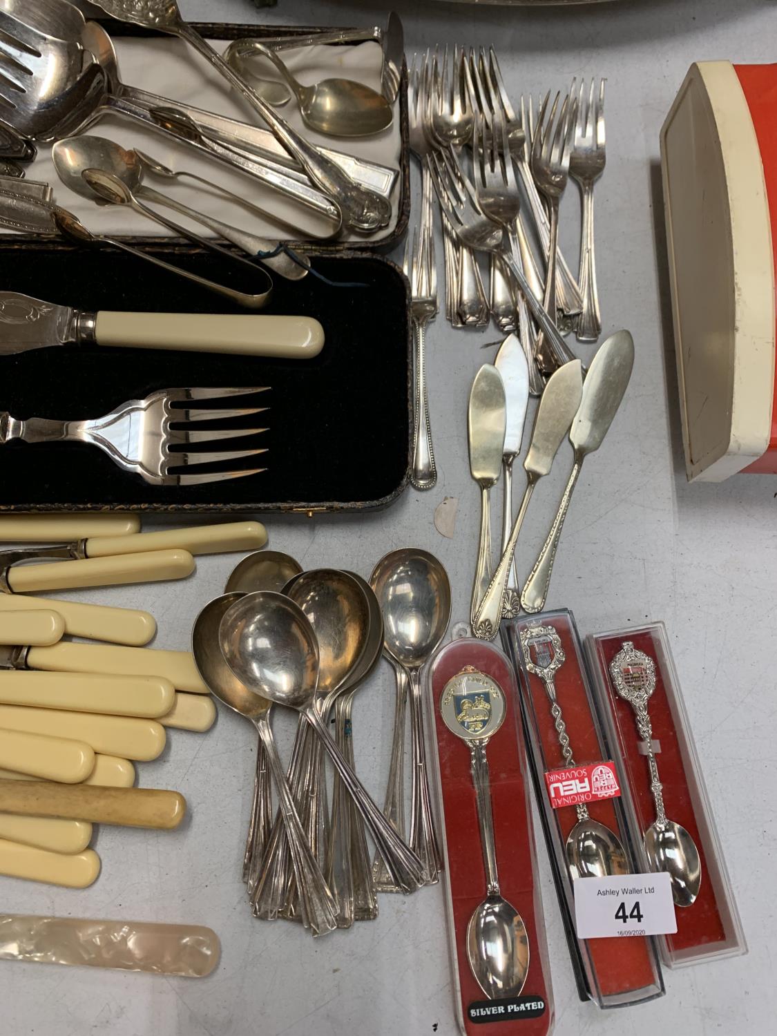 A LARGE QUANTITY OF ASSORTED EPNS CUTLERY, SOME BOXED - Image 4 of 4