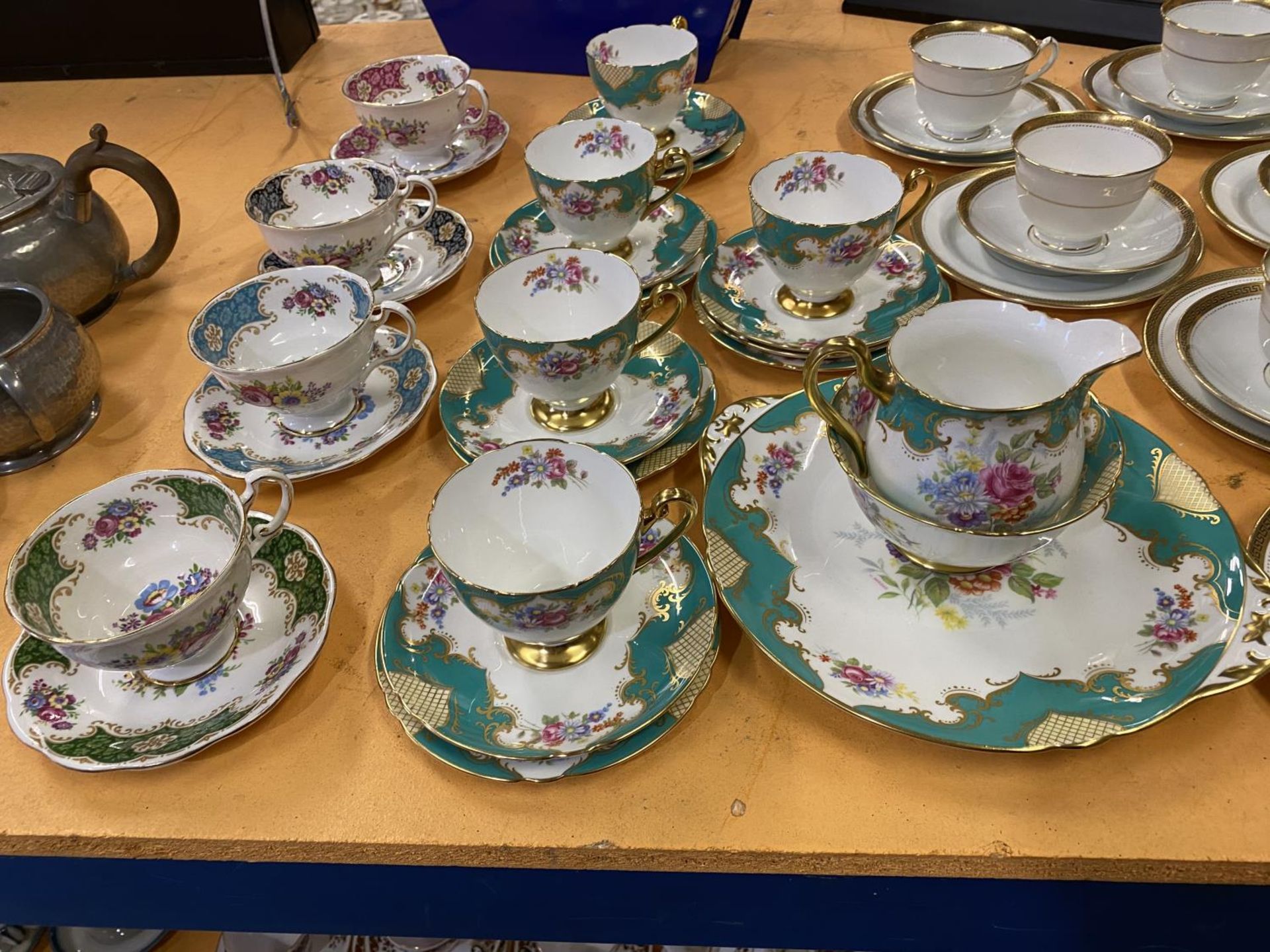 A LARGE COLLECTION OF TEAWARES TO INCLUDE COURT CHINA, SHELLY AND TWO BOXED WORCESTER AND MINTON - Image 4 of 4