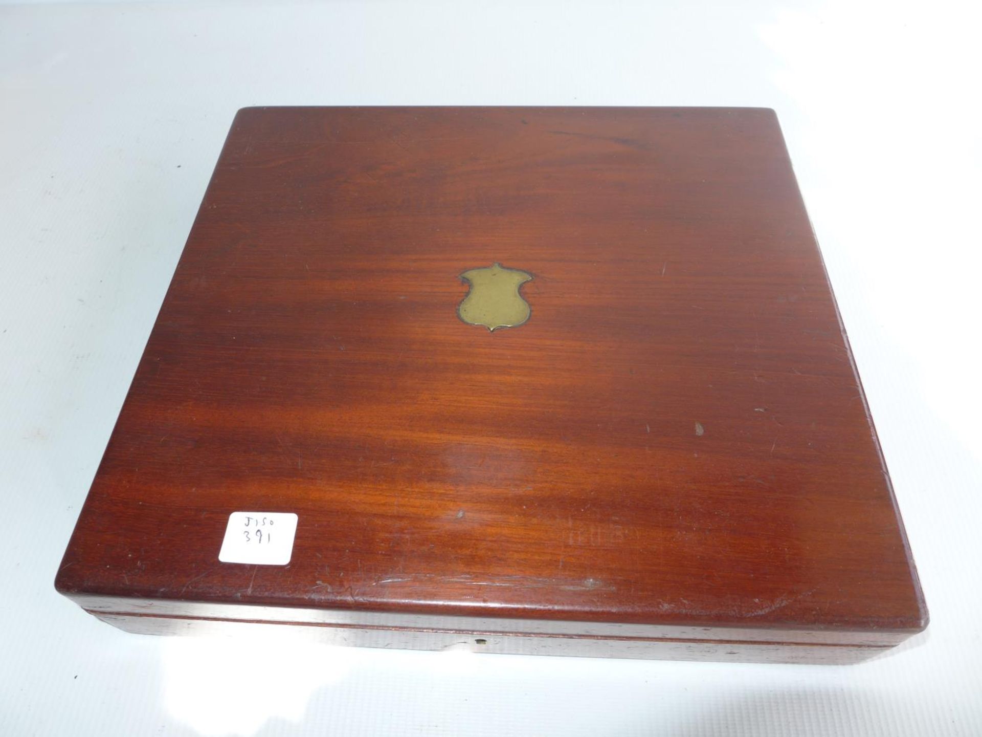 A MAHOGANY CASE, FITTED OUT FOR A PAIR OF PISTOLS, 30x28cm - Image 2 of 2