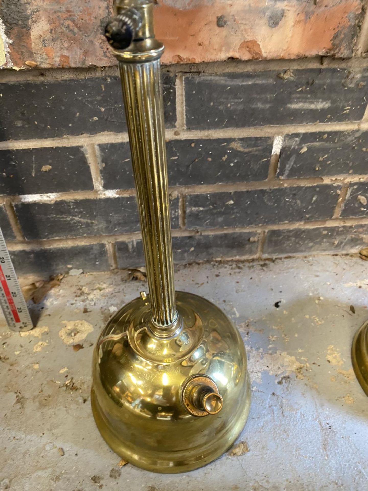 A PAIR OF VICTORIAN BRASS ADJUSTABLE HEIGHT OIL LAMPS WITH WHITE GLASS SHADES - Image 2 of 6