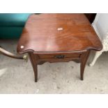 A MAHOGANY OCCASIONAL TABLE WITH SINGLE DRAWER