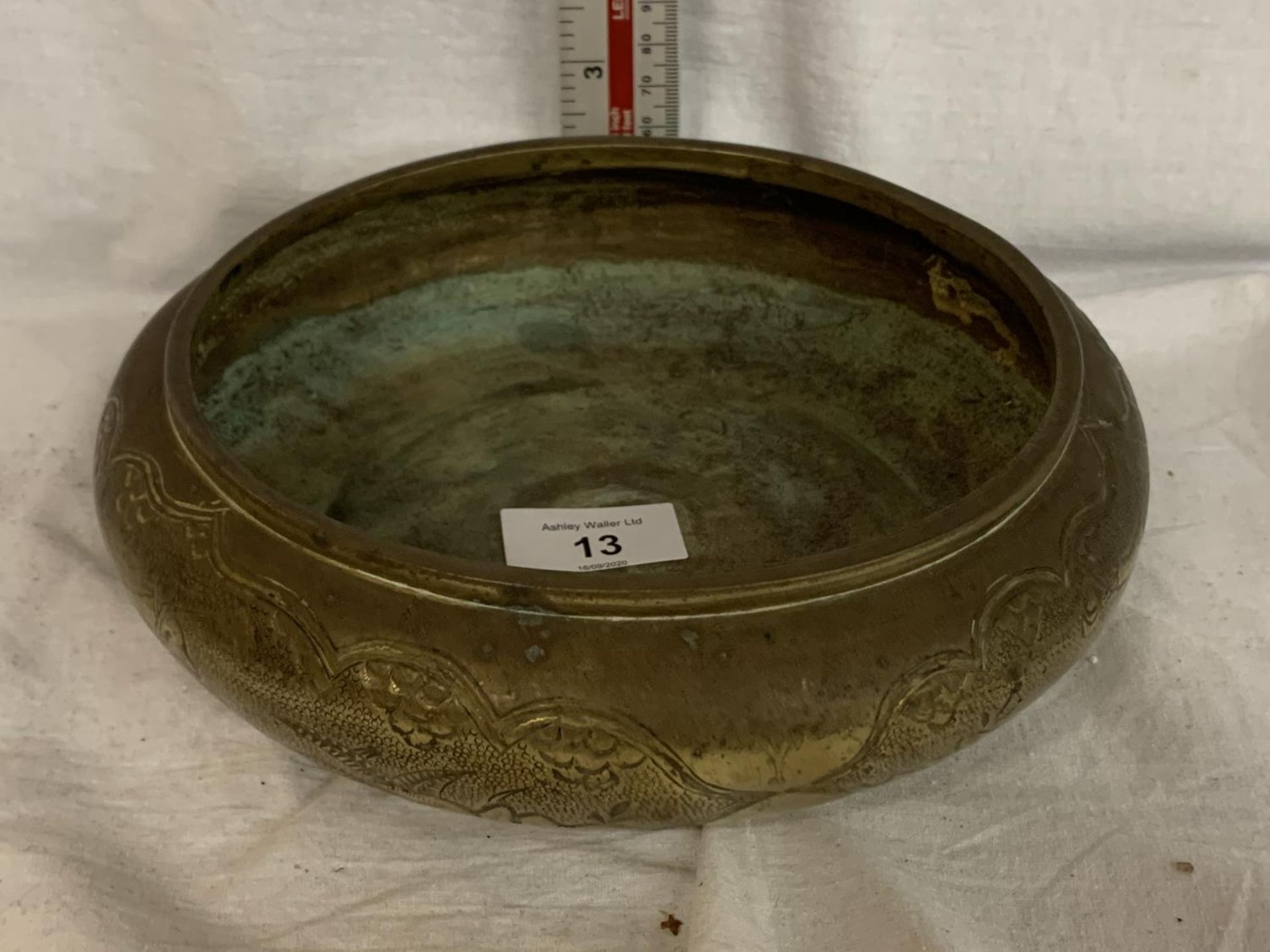 AN EARLY 20TH CENTURY CHINESE BRONZE DISH/SENSOR WITH SIX SYMBOL CHARACTER MARK TO UNDERSIDE, 14CM