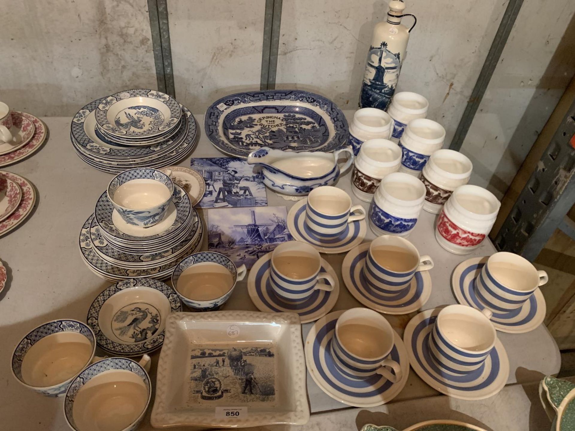 A LARGE COLLECTION OF BLUE AND WHITE CHINA TO INCLUDE DELFT WINDMILL FLASK, WOOD & SONS YUAN,