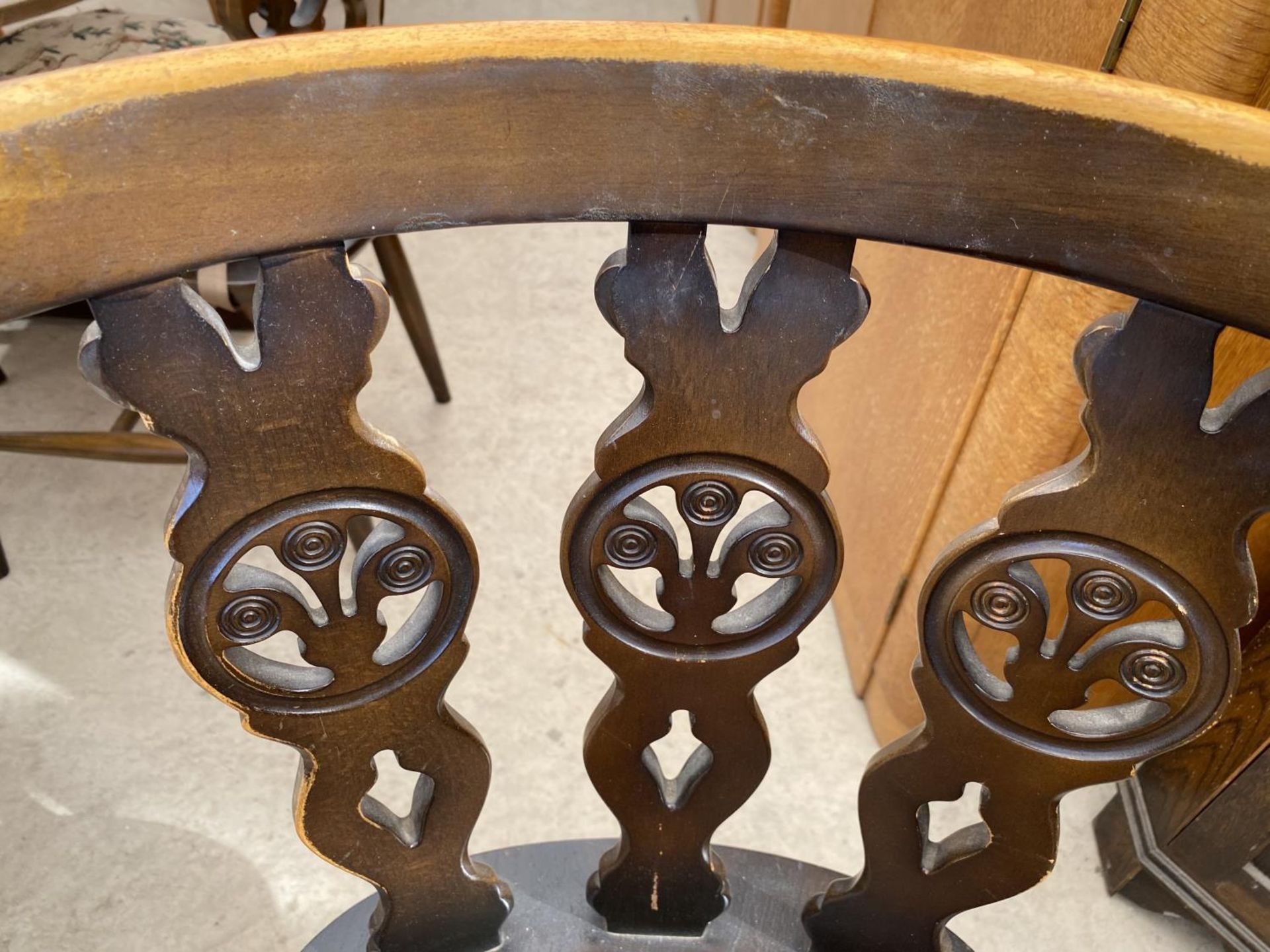 AN ERCOL REFECTORY DINING TABLE AND FOUR CHAIRS - Image 6 of 8