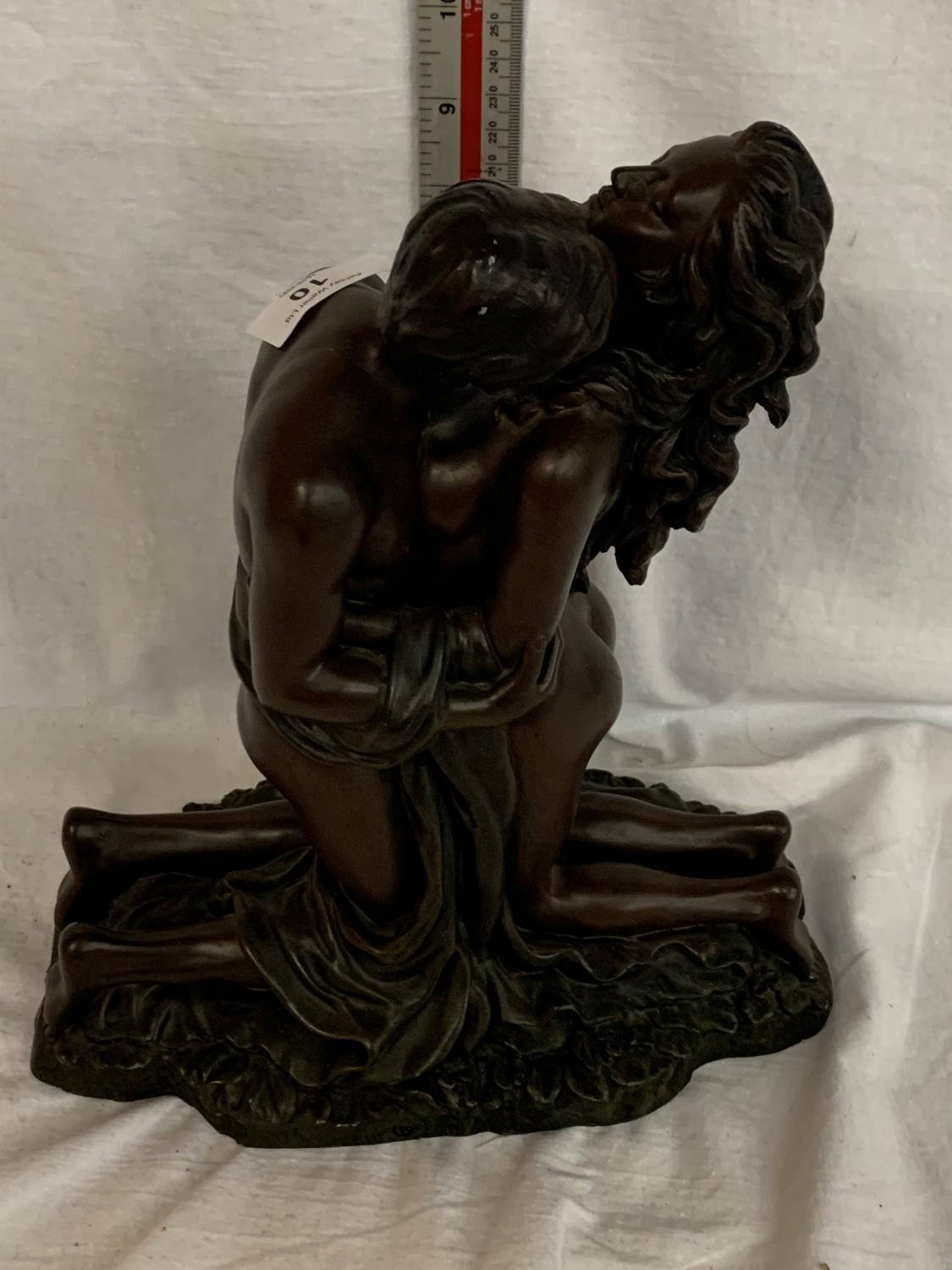 A LARGE RESIN FIGURE OF A LOVING COUPLE - Image 4 of 4