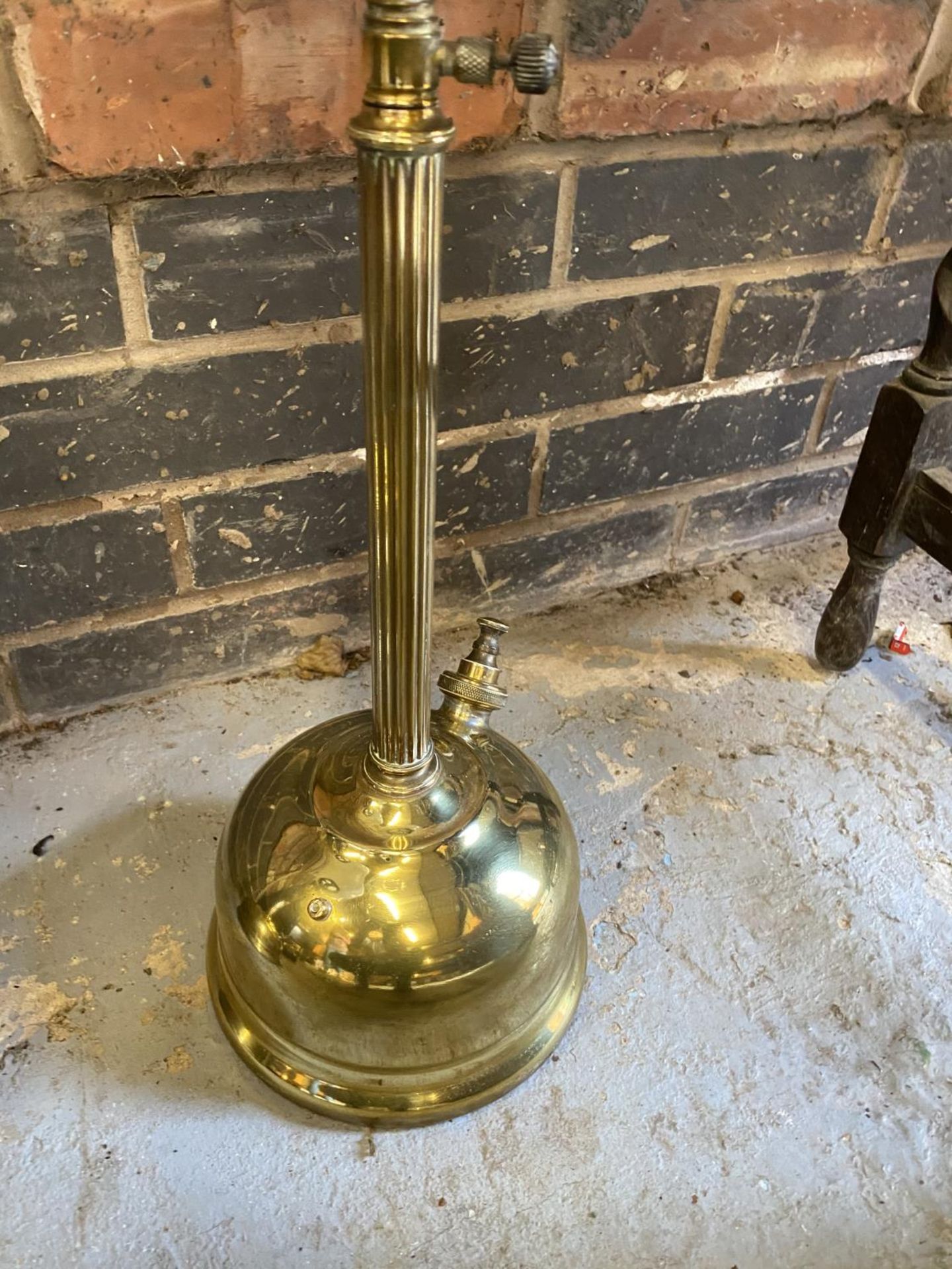 A PAIR OF VICTORIAN BRASS ADJUSTABLE HEIGHT OIL LAMPS WITH WHITE GLASS SHADES - Image 3 of 6