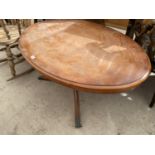 AN INLAID YEW WOOD COFFEE TABLE ON CENTRE PEDESTAL SUPPORT