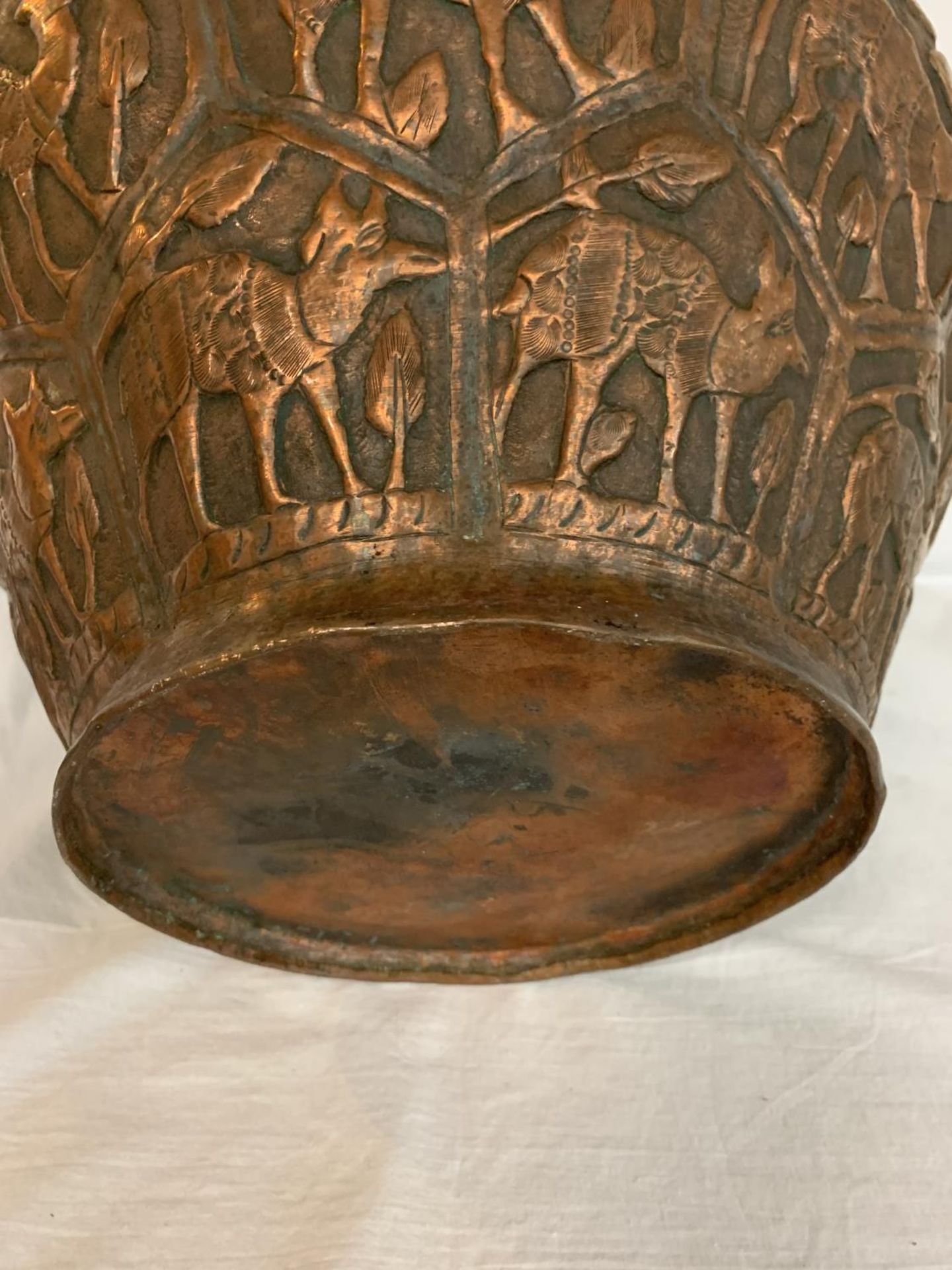 A LARGE ARTS & CRAFTS COPPER PLANT POT - Image 4 of 4