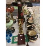 VARIOUS ITEMS TO INCLUDE TWO BRASS CANDLESTICKS, TALL VASE ETC