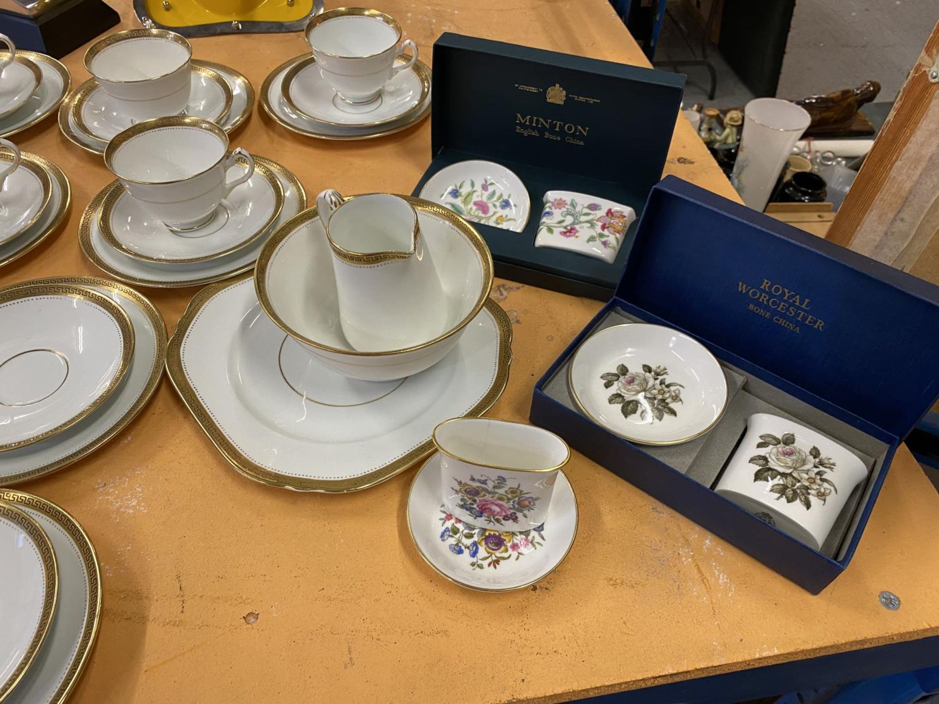 A LARGE COLLECTION OF TEAWARES TO INCLUDE COURT CHINA, SHELLY AND TWO BOXED WORCESTER AND MINTON - Image 2 of 4