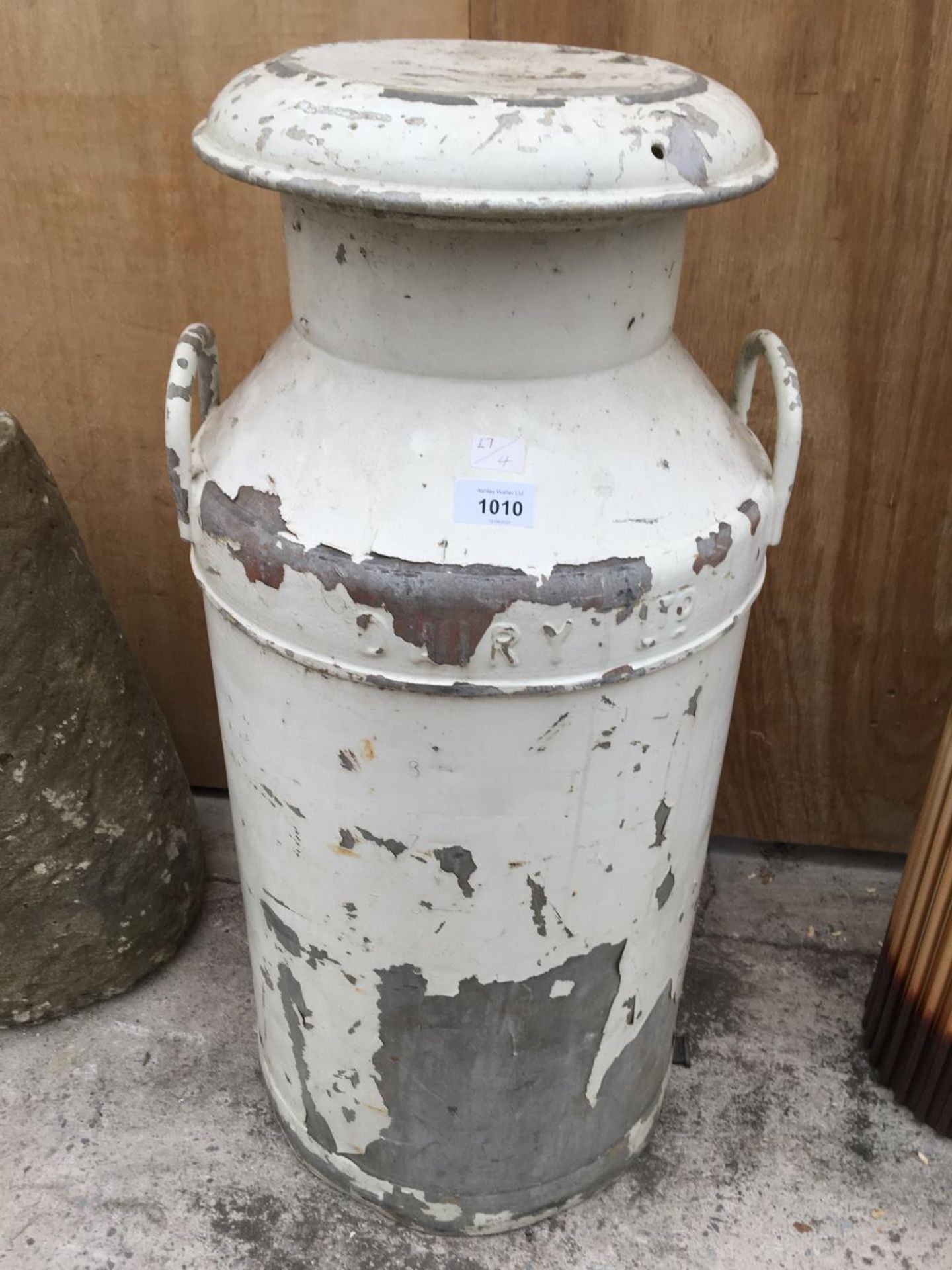 AN EXPRESS DAIRY FOODS LTD MIDLAND COUNTIES MILK CHURN WITH LID