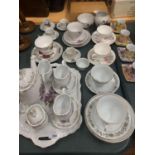 AN ASSORTMENT OF CERAMICS TO INCLUDE FOUR SMALL VINTAGE STYLE CUPS AND SAUCERS