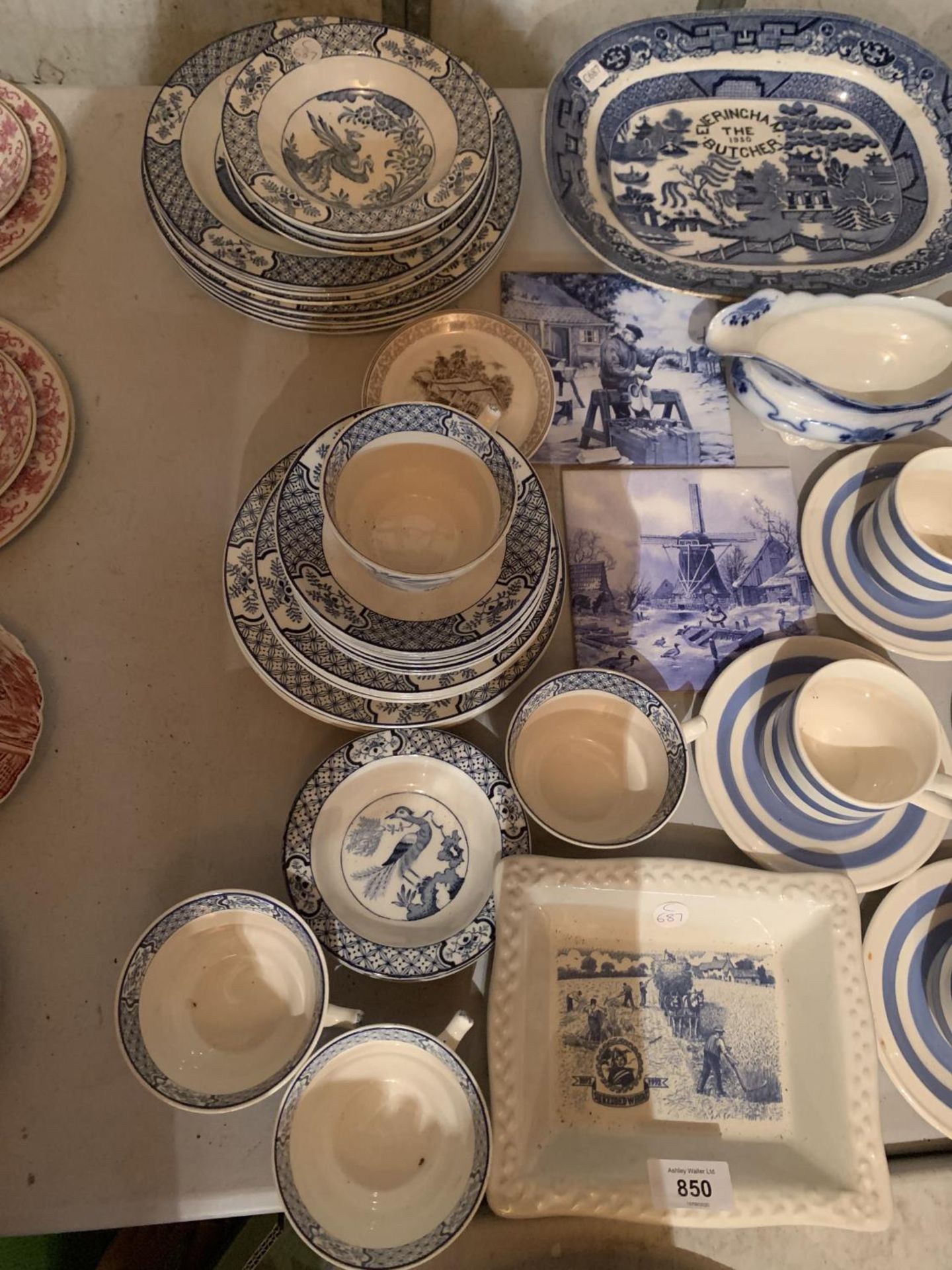 A LARGE COLLECTION OF BLUE AND WHITE CHINA TO INCLUDE DELFT WINDMILL FLASK, WOOD & SONS YUAN, - Image 2 of 3