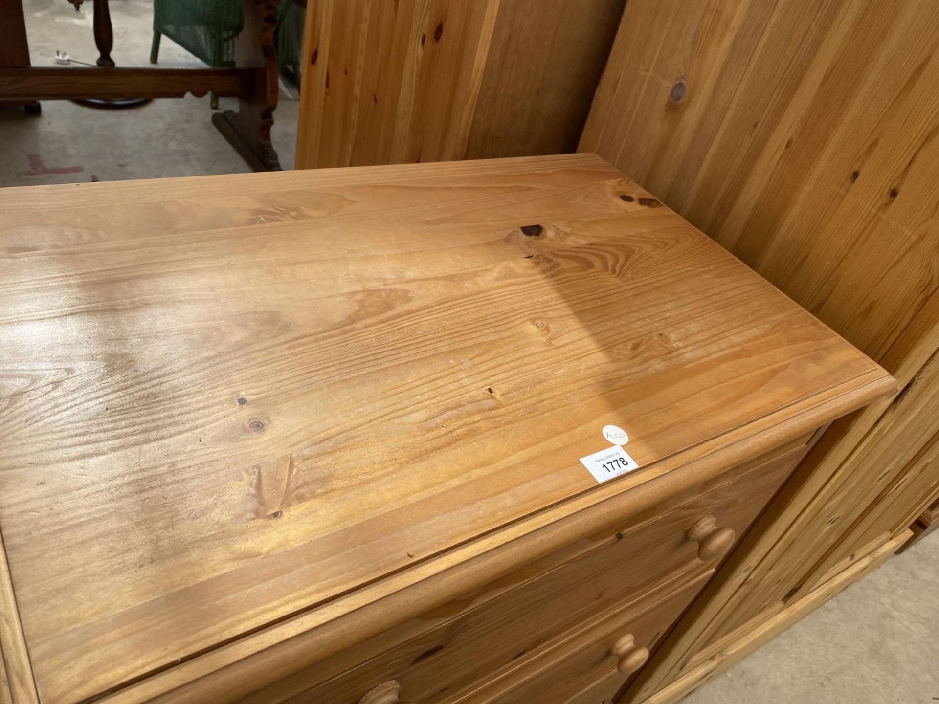 A MODERN PINE CHEST OF FOUR DRAWERS - Image 2 of 3