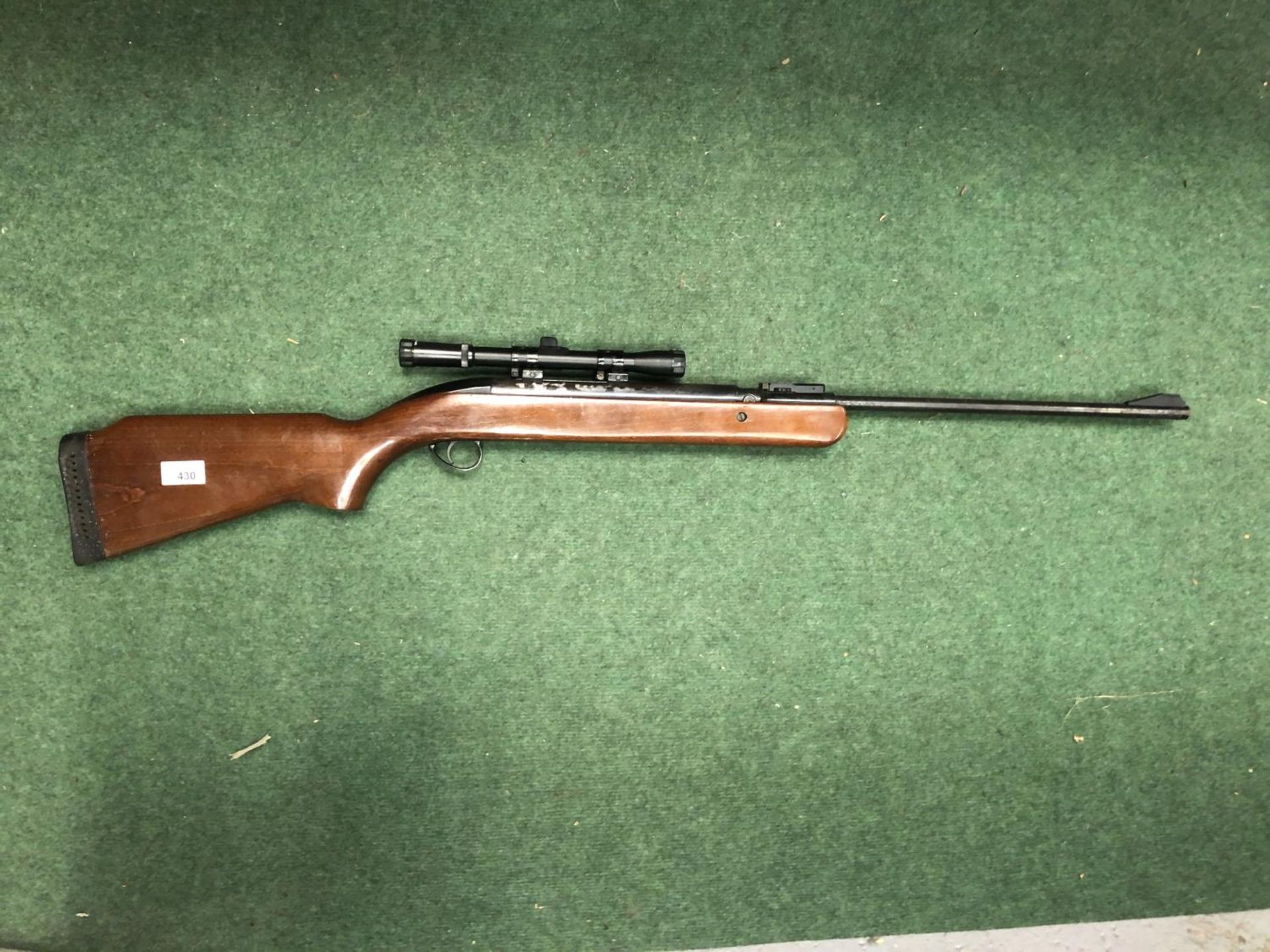 A BSA AIRSPORTER .22 CALIBRE AIR RIFLE, 47CM BARREL COMPLETE WITH TELESCOPIC SIGHT
