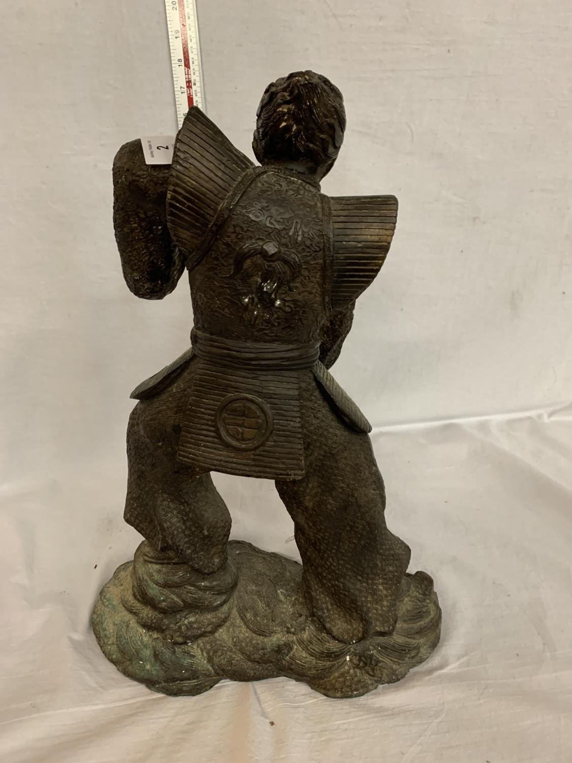 A LARGE RESIN JAPANESE SAMURAI FIGURE - Image 3 of 3