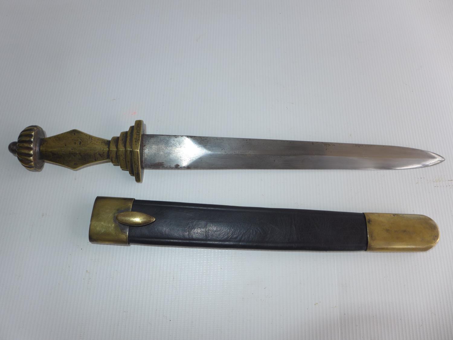 A HEAVY BRASS GRIPPED KNIFE AND SCABBARD, 28cm BLADE