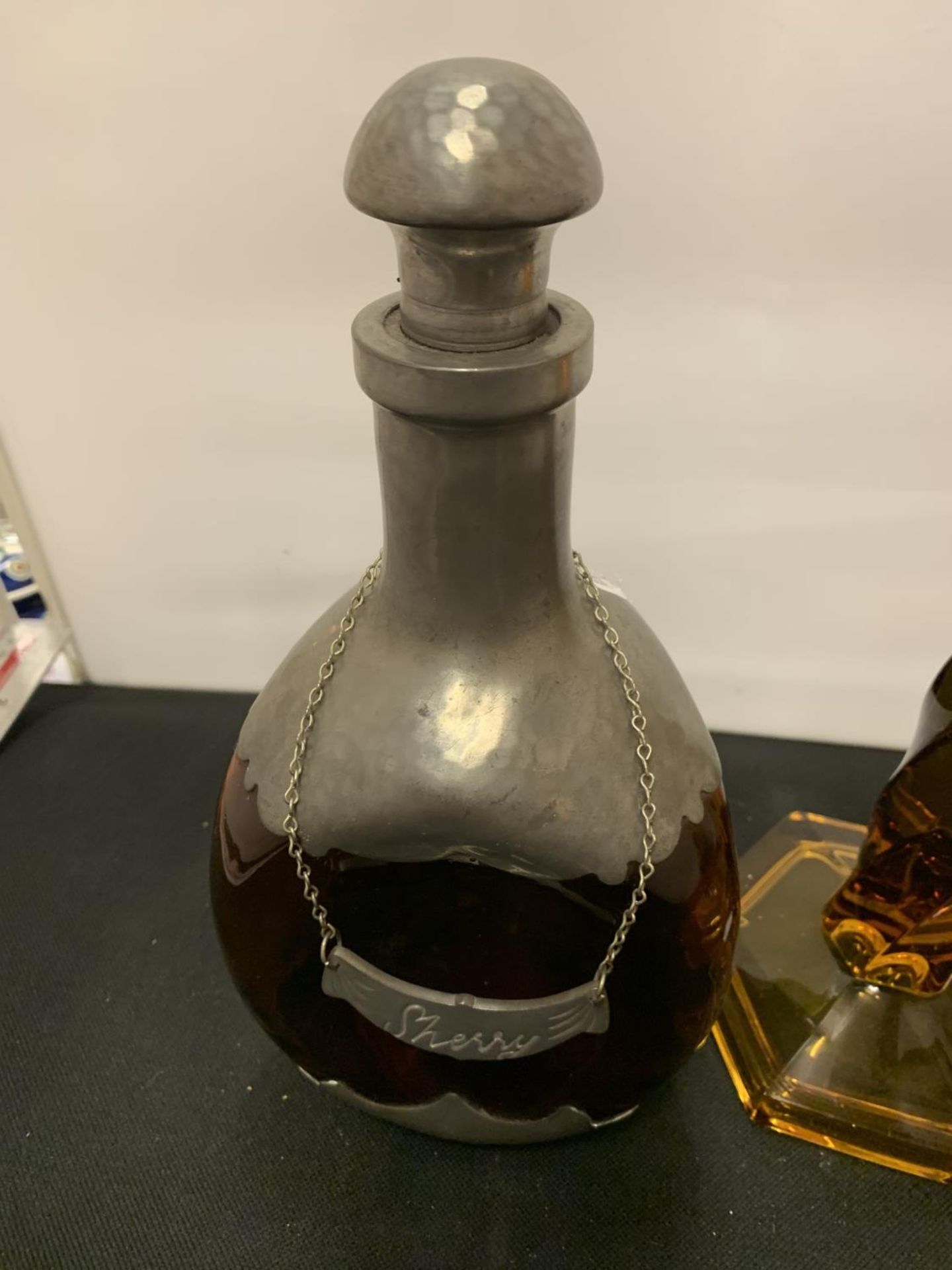 A PEWTER AND GLASS SHERRY BOTTLE WITH STOPPER AND NAME CHAIN AND TWO AMBER COLOURED GLASS - Image 2 of 3