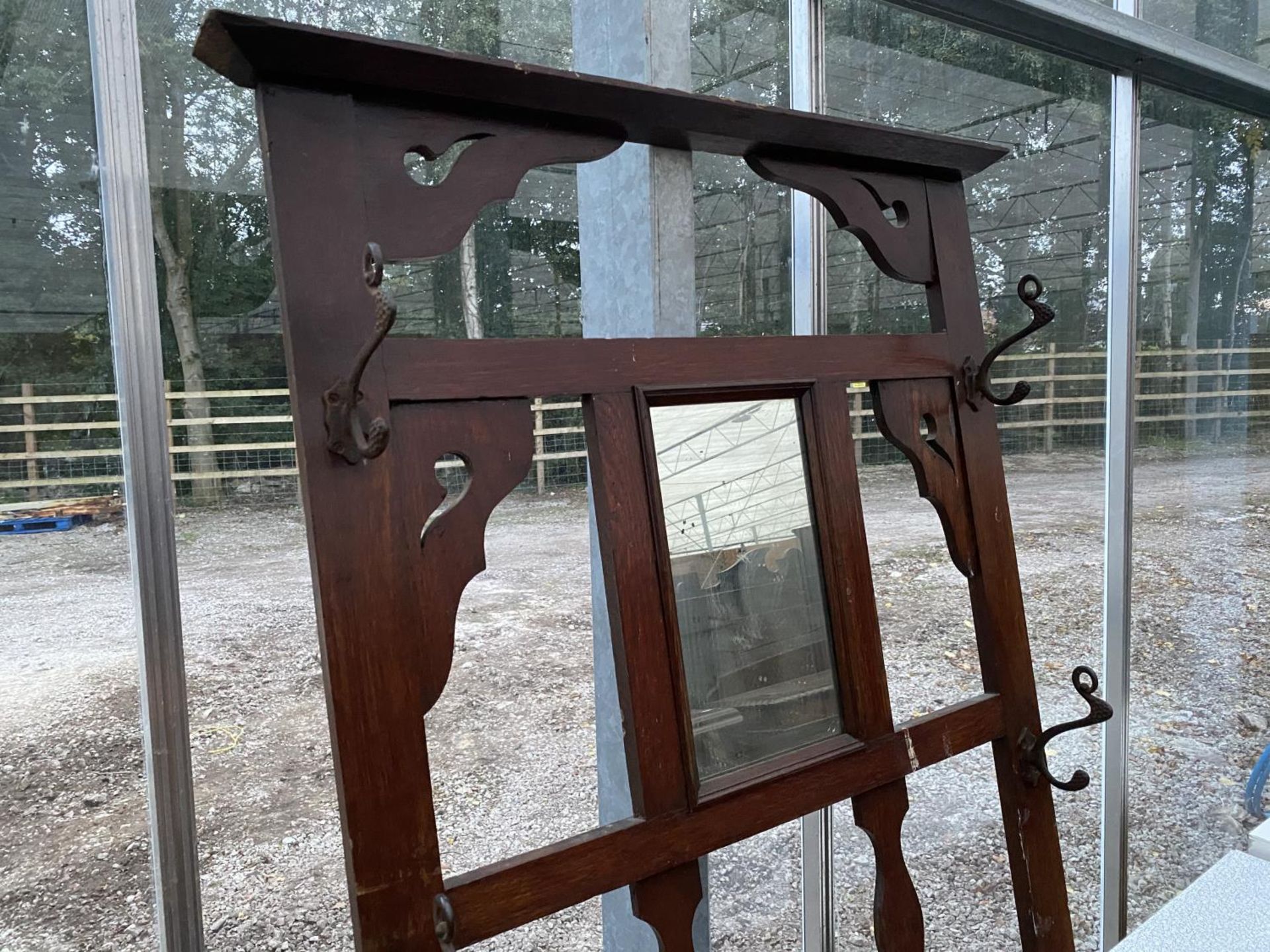 AN EARLY 20TH CENTURY OAK MIRRORED HALL STAND - Image 2 of 4