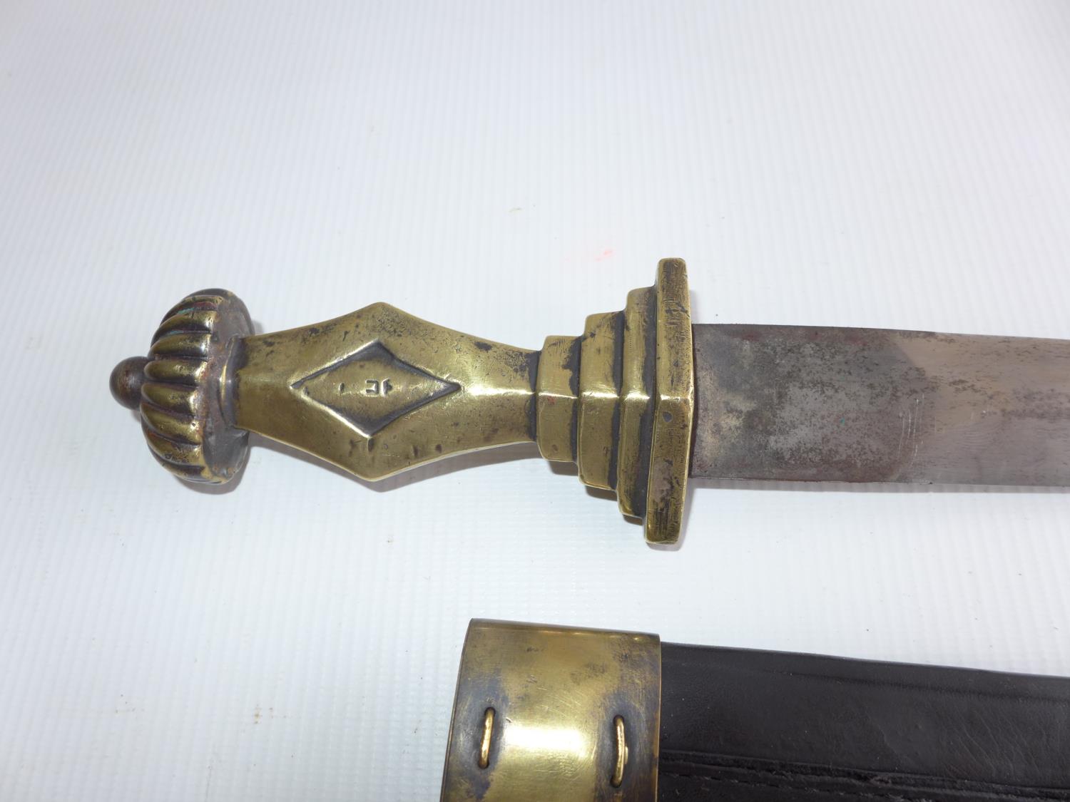 A HEAVY BRASS GRIPPED KNIFE AND SCABBARD, 28cm BLADE - Image 3 of 4