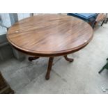 AN OVAL VICTORIAN LOO DINING TABLE ON QUATREFOIL BASE, 48"x35"