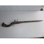 A FLINTLOCK JEZAIL MUSKET, 73cm BARREL, STOCK WITH MOTHER OF PEARL DECORATION AF